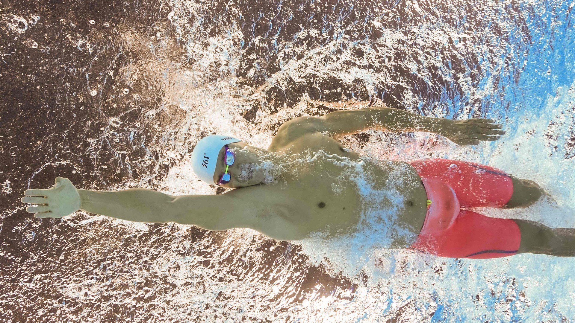 健身房数量增加,满足大众需求,健身房数量及锻炼人数